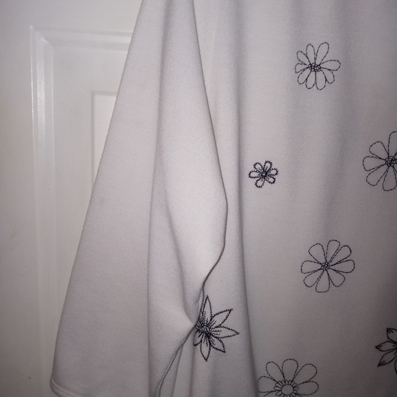 Drapers & Damon's White Shirt with Stitched in  Black Flowers Size Large - Picture 3 of 6